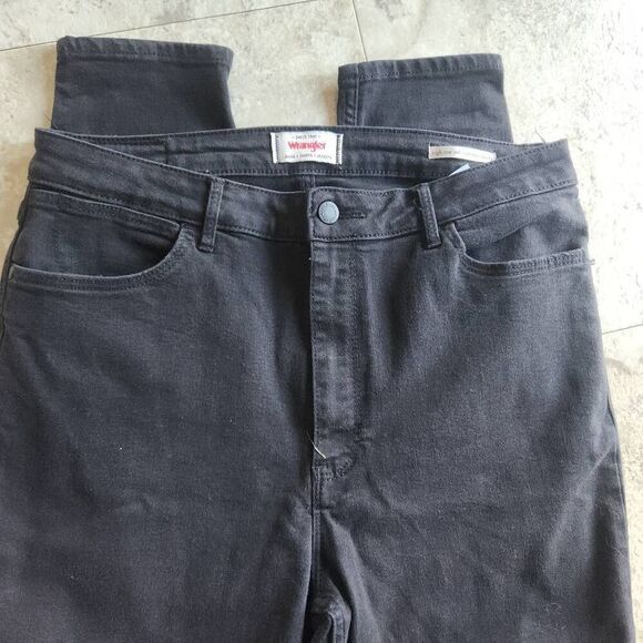 68  Wrangler black high rise skinny jeans - Picture 4 of 9